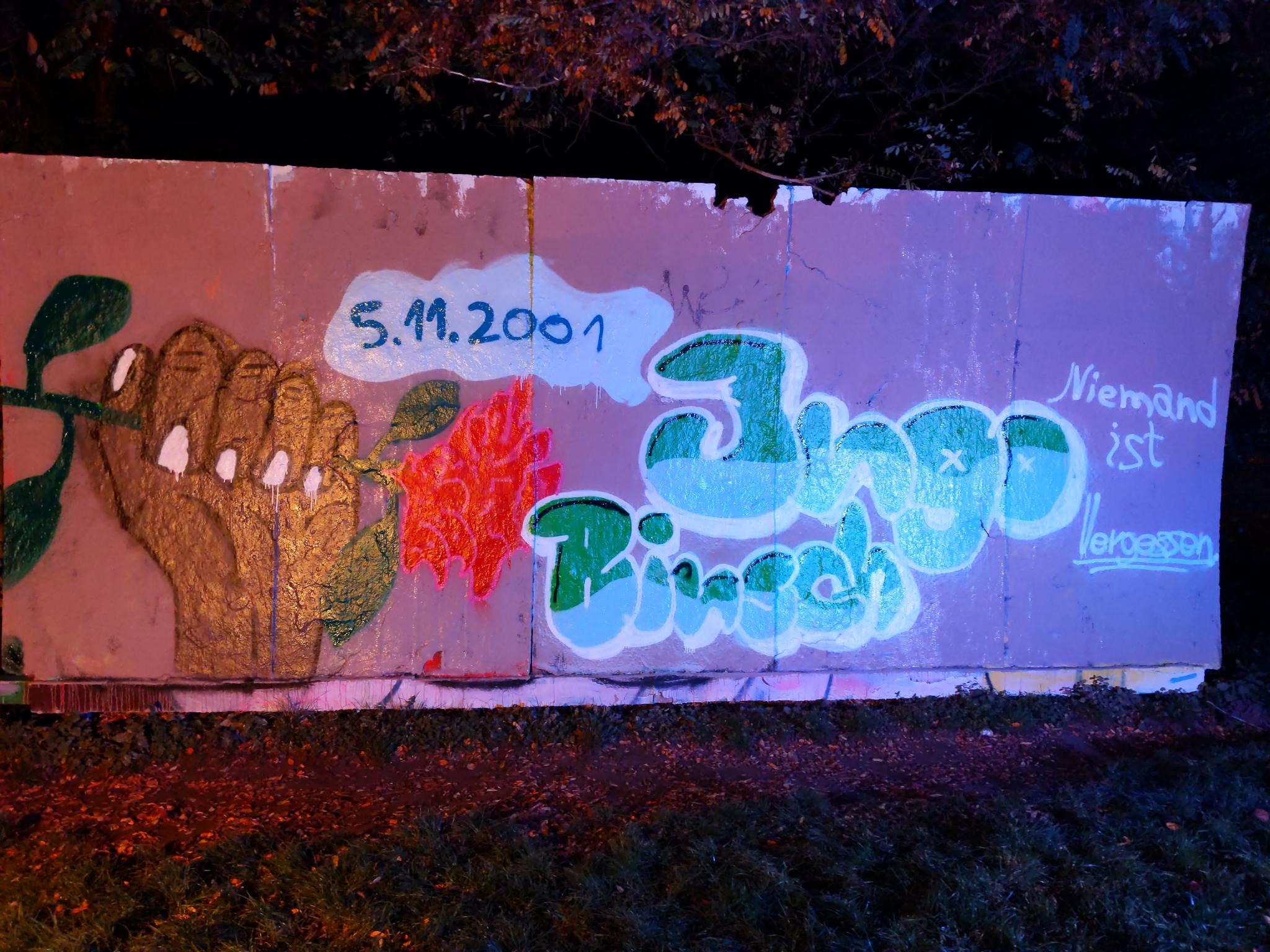Grafitti mit einer Faust und Nelke und den Text: 5.11.2001 Ingo Binsch - niemand ist vergessen