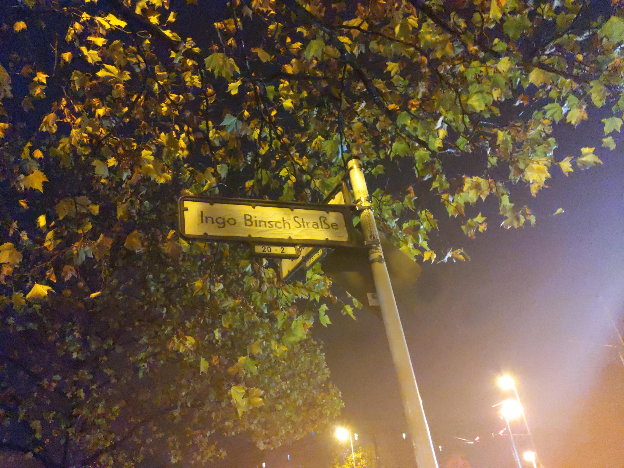 Straßenschild bei Nacht. Das Schild wurde überklebt und dort seht nun: Ingo-Binsch-str.