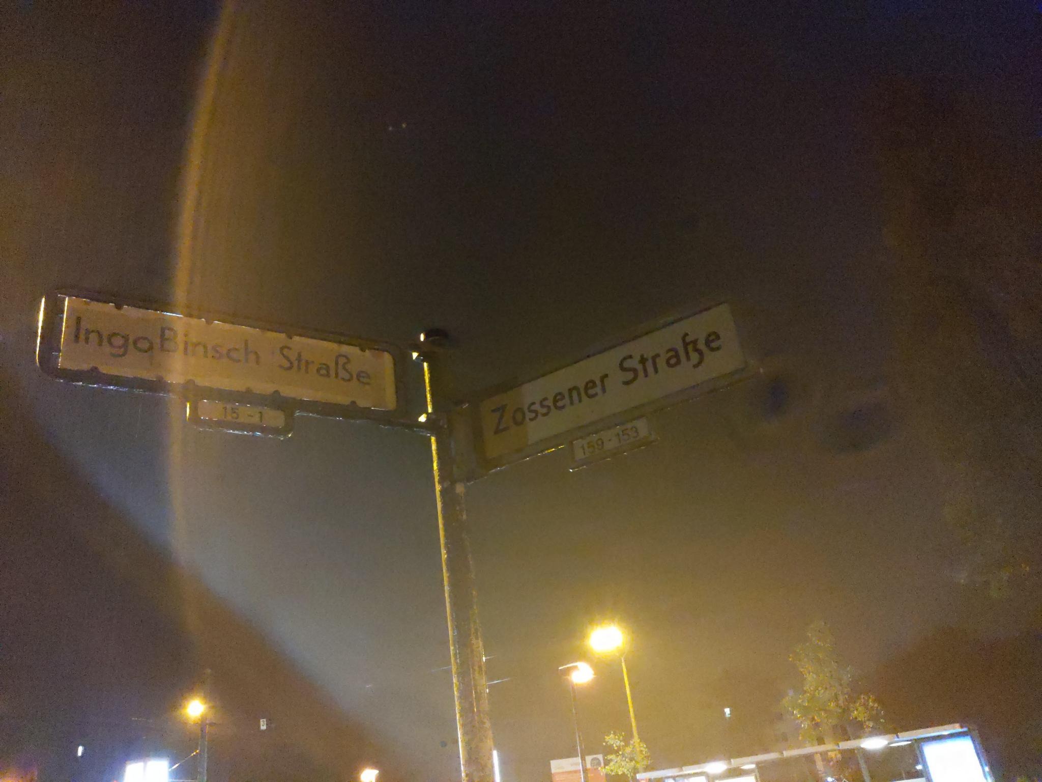 Straßenkreuzung, auf den Schildern steht: Ingo-Binsch-Str. / Zossener Str.
